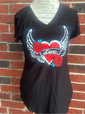 No Boundaries Black V-Neck Tee with Red Heart, Rose Graphic PM7